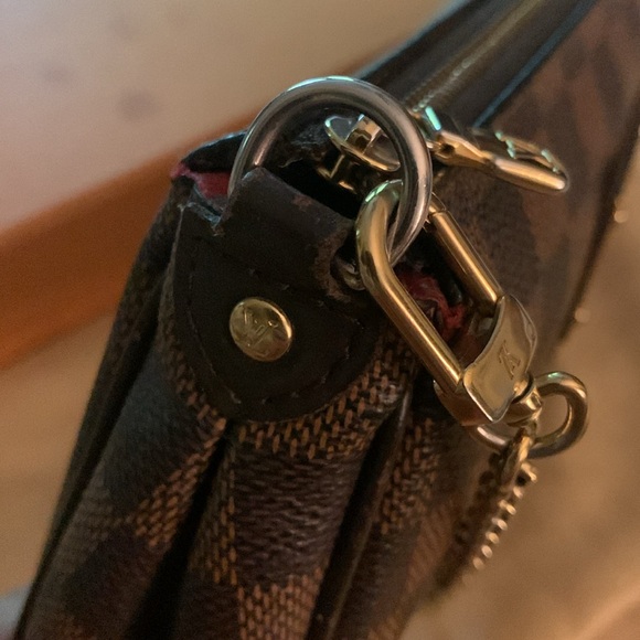 LOUIS VUITTON
Damier Ebene Eva Clutch - Picture 7 of 16